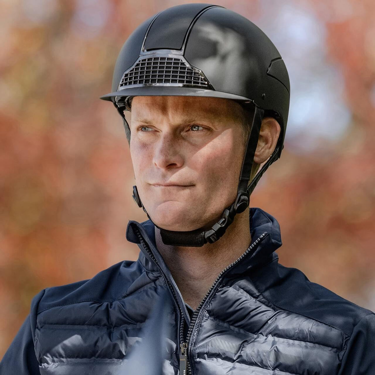 Reithelm Unisex H24 Chrome, Schwarz, Person trägt den Helm im Freien.