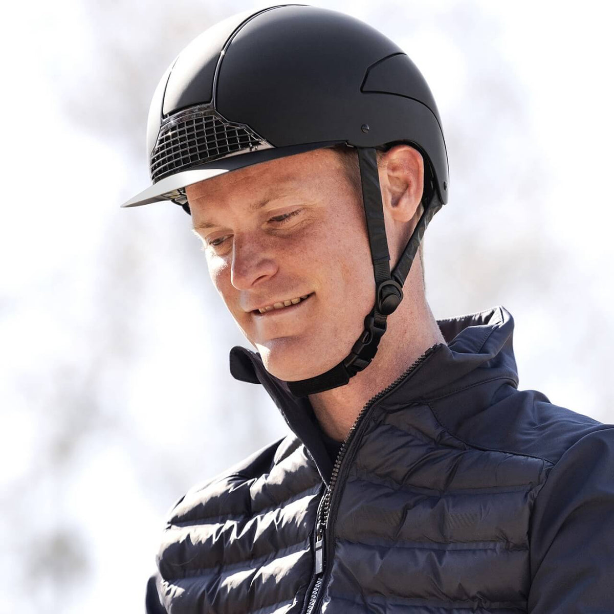 Reithelm Unisex H24 Chrome, Schwarz, Person trägt den Helm im Profil.