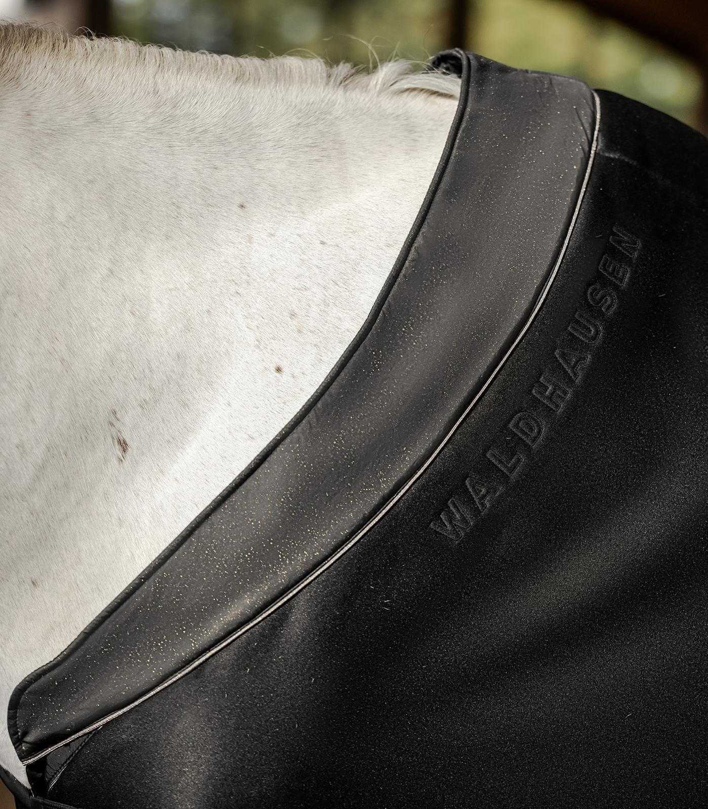 Waldhausen Jerseyabschwitzdecke Phoenix, Schwarz, Detailaufnahme am Pferd.