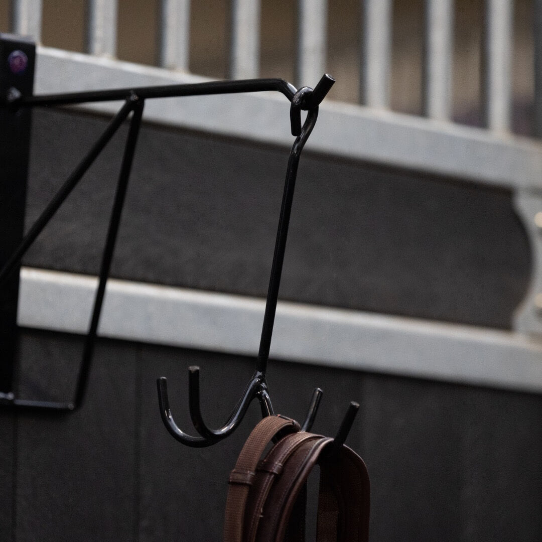 ONE Equestrian Zaumzeughaken Trensenhalter, Schwarz, Detailaufnahme mit aufgehängter Trense.