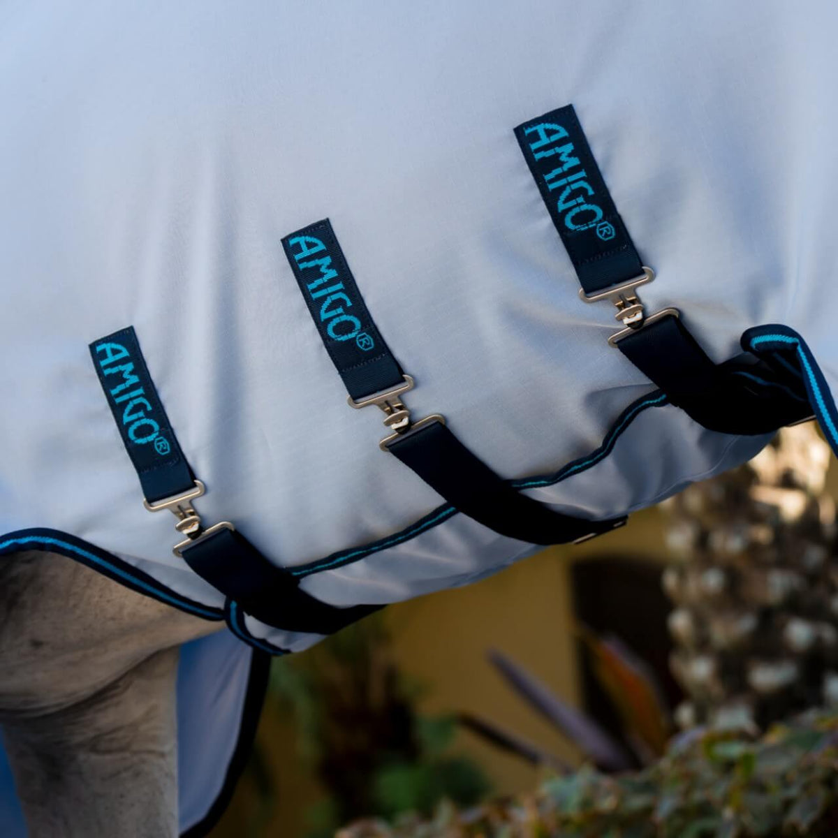 Horseware Ireland Fliegendecke Amigo Ripstop Hoody, Hellgrau, Detailaufnahme am Pferd.