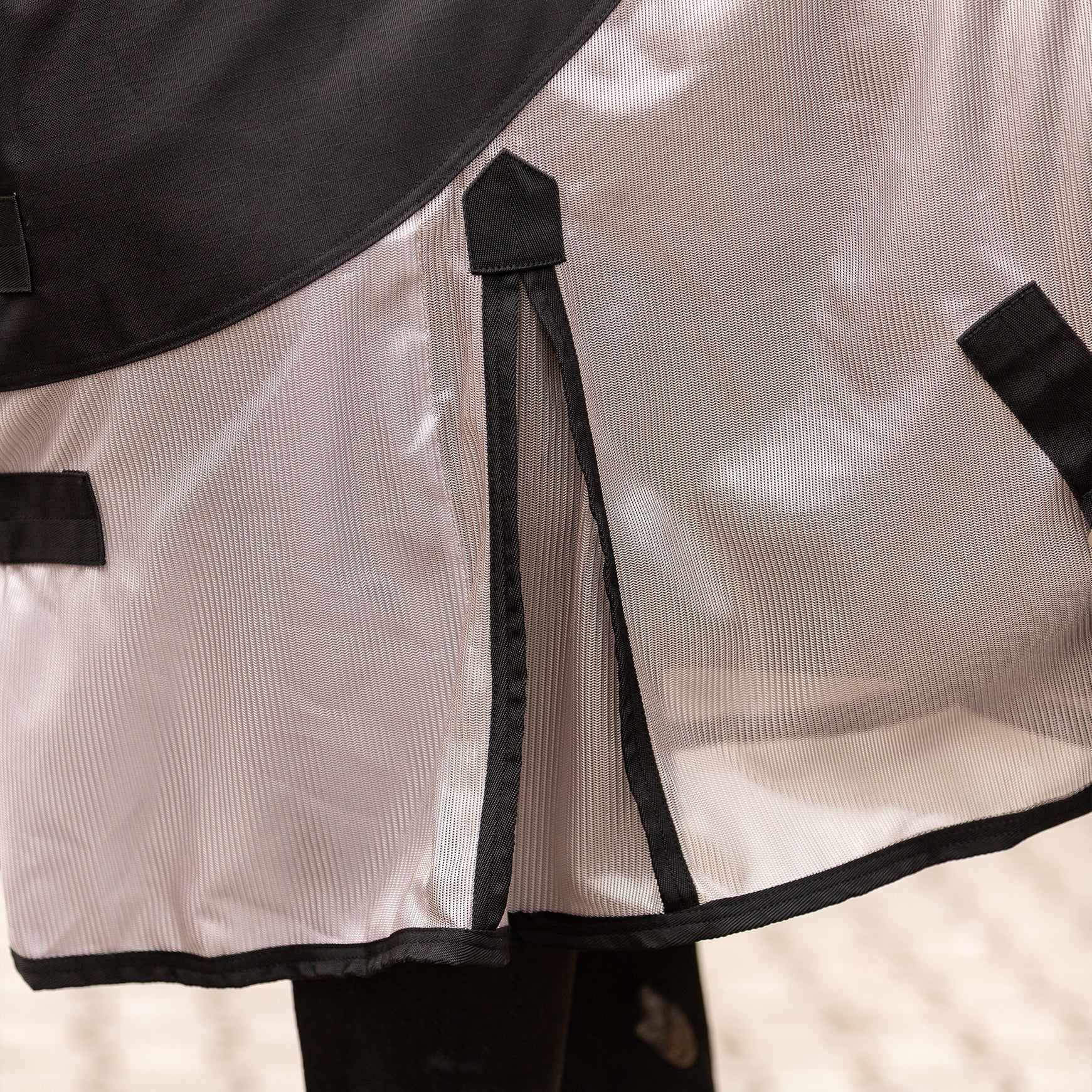 AMIVARO Regen-Fliegendecke DryGuard Fly Regendecke, schwarz, Detailaufnahme am Pferd.
