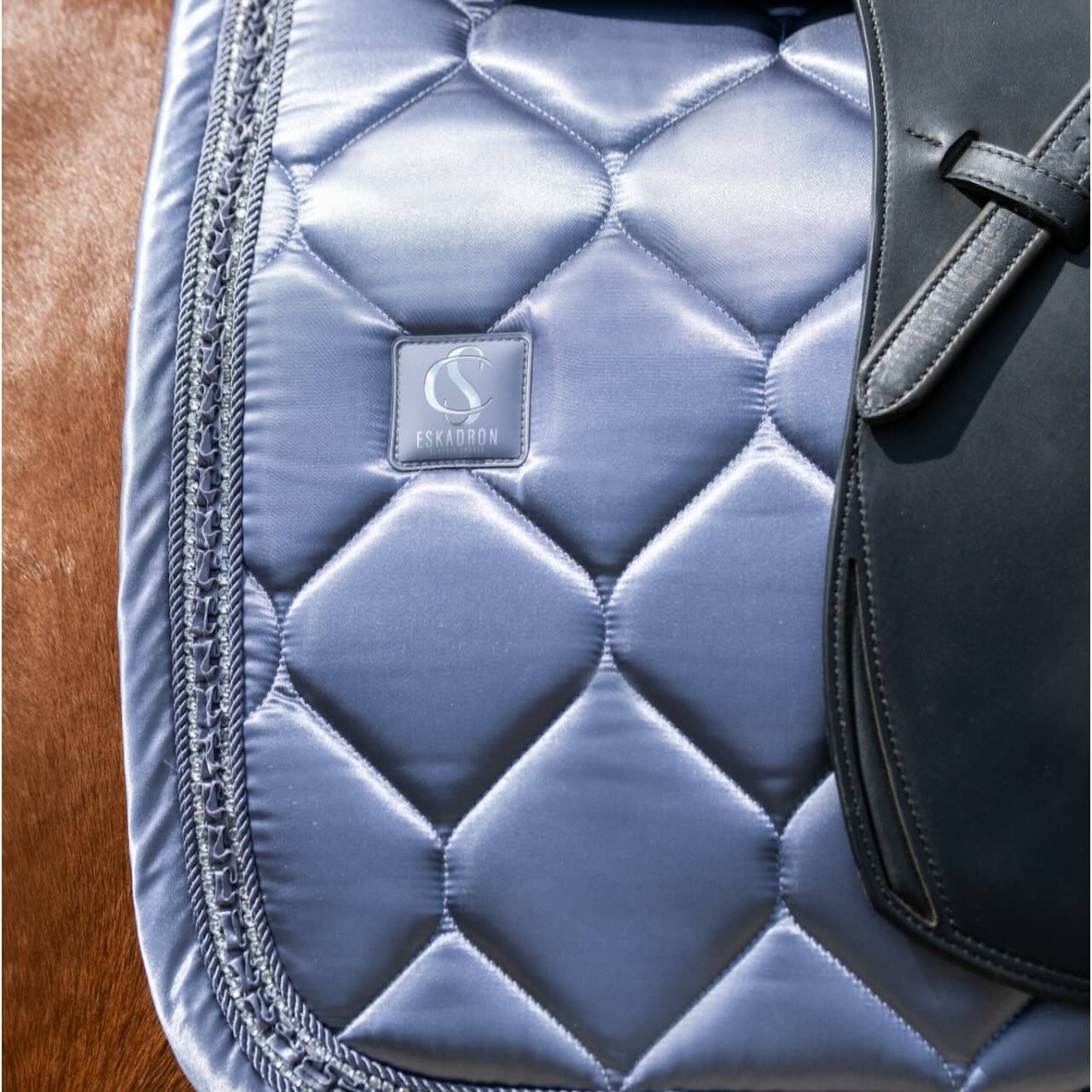 Dressurschabracke Satin Frills Classic Sports FS26 Sattelunterlage