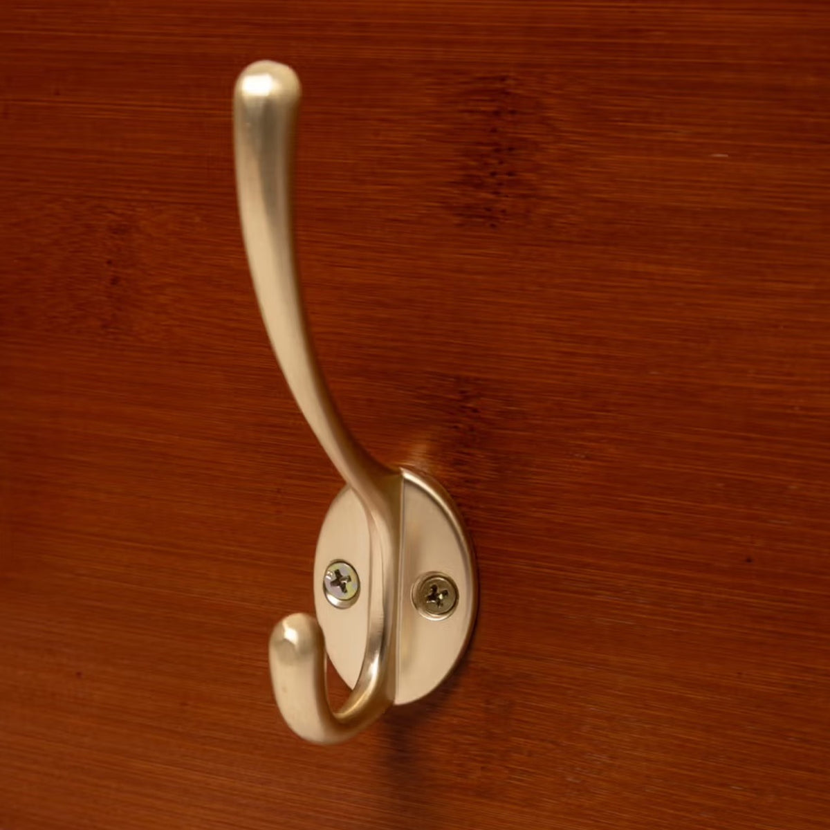 Garderobe mit 10 Haken Kleiderhaken, Detailaufnahme eines einzelnen Hakens an Holzoberfläche.