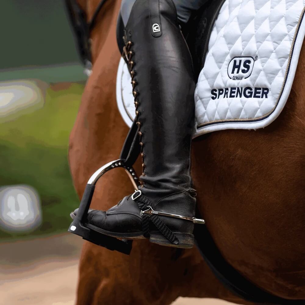 Sporen BootProtect Edelstahl 25mm rund Edelstahlsporen, schwarz, Detailaufnahme am Reitstiefel am Pferd.