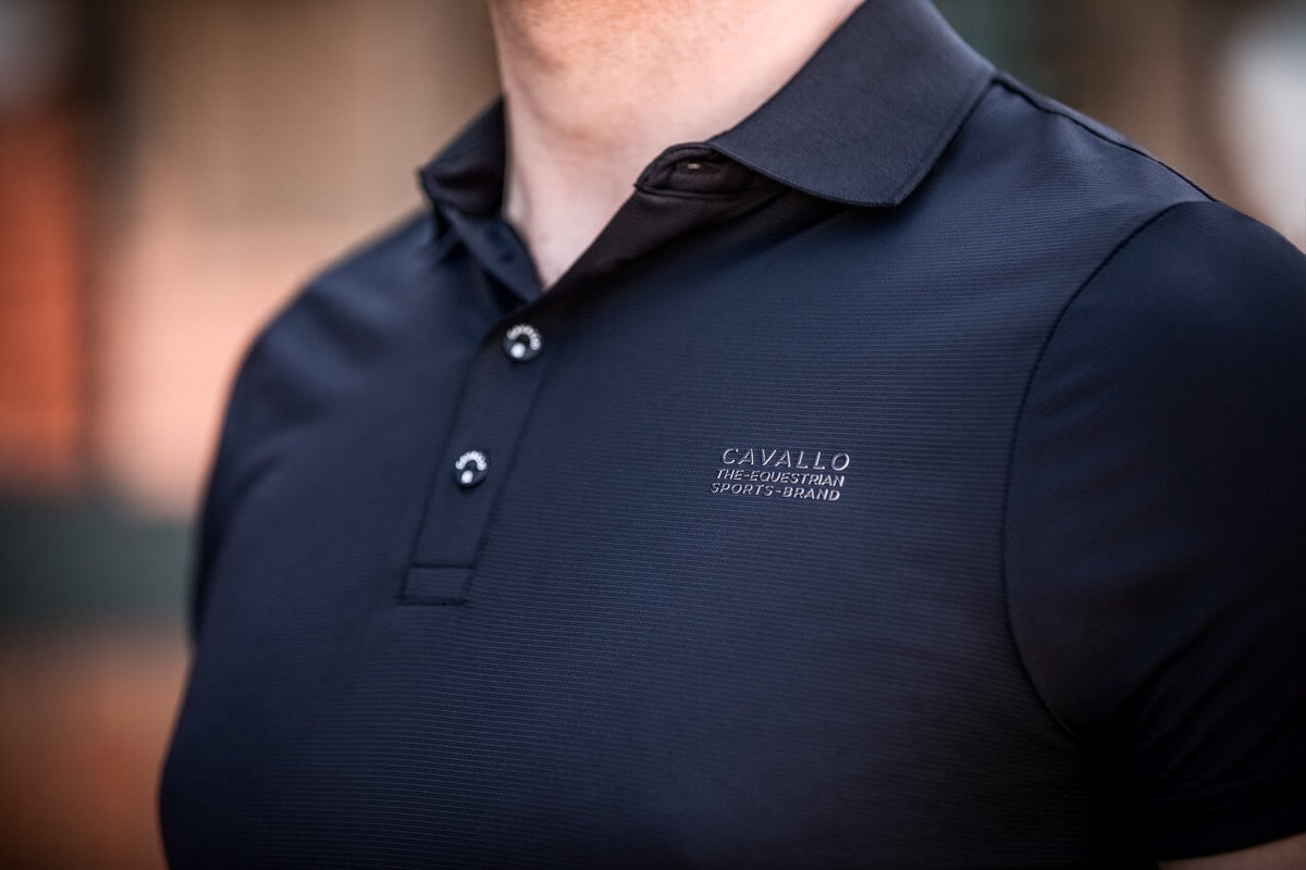 Cavallo Poloshirt Herren Cavalfunction Shirt, dunkelblau, Detailaufnahme am Oberkörper getragen.