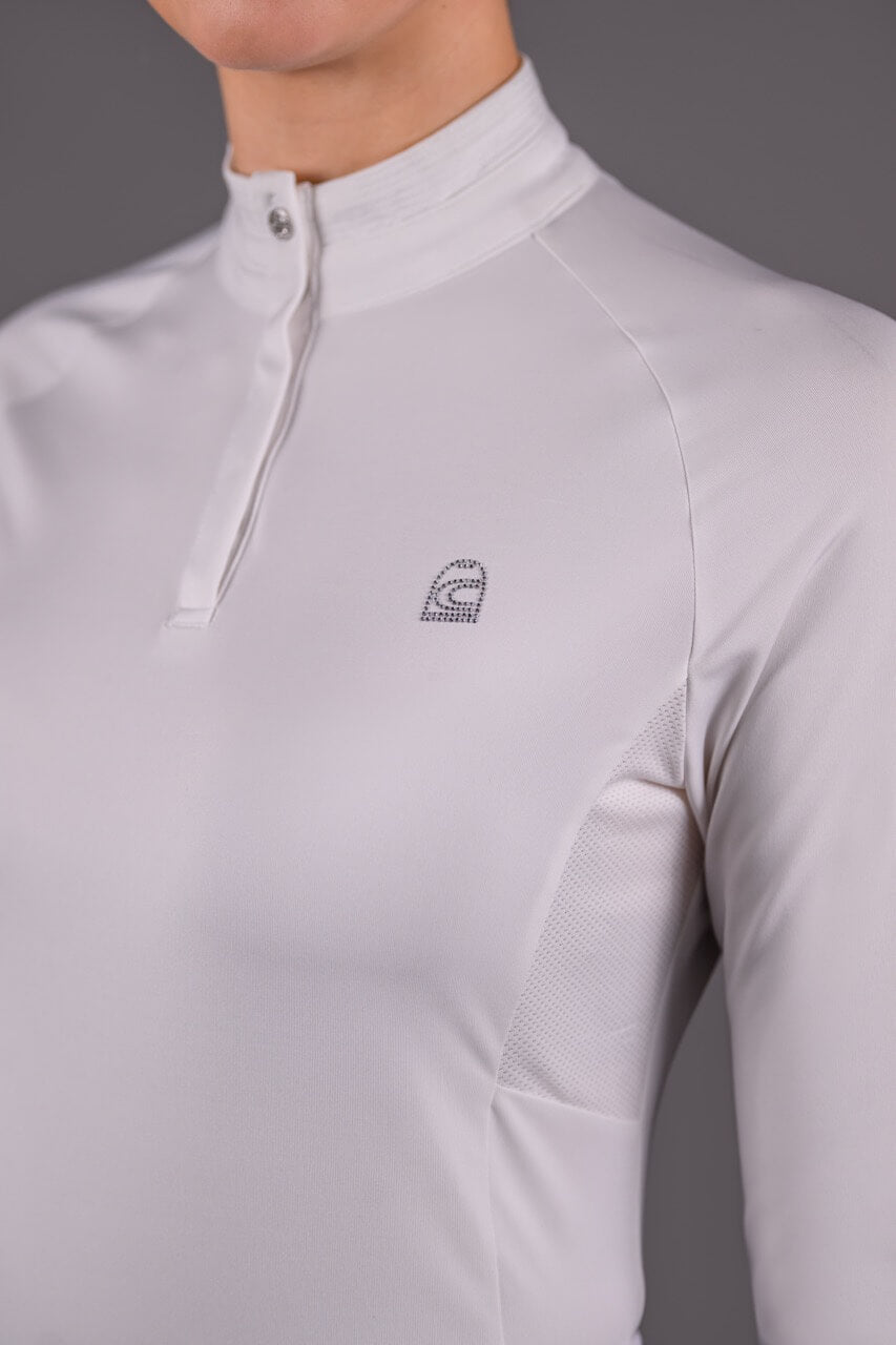 Turniershirt Langarm Damen Cavaluv Halfzip Langarmshirt, Weiß, Detailaufnahme am Oberkörper getragen.