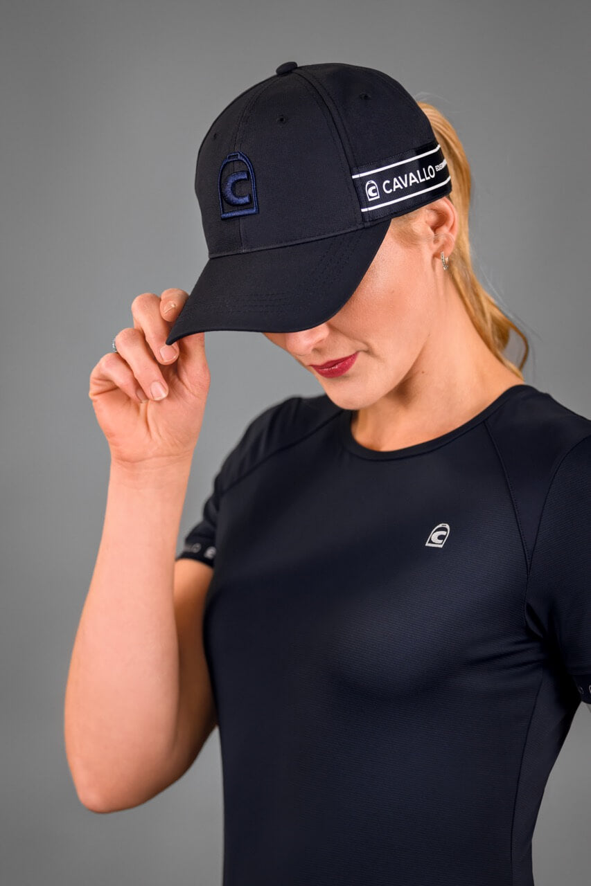 Kappe CAVALCAP Base Cap, Schwarz, von einer Person getragen.