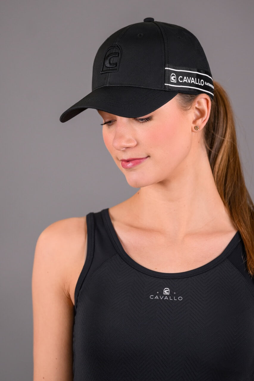 Cavallo Kappe CAVALCAP Base Cap, Schwarz, Person trägt die Kappe.