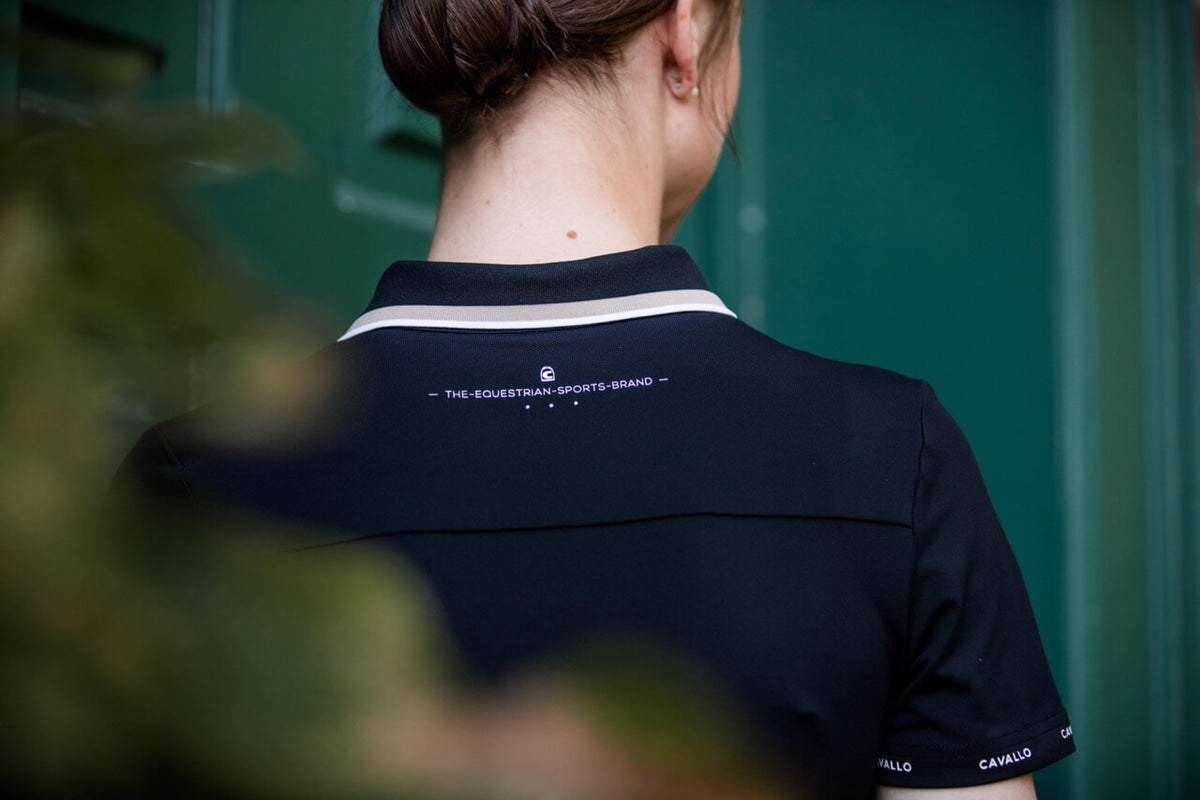 Cavallo Poloshirt CAVALPIQUE Shirt, Schwarz, Person trägt das Shirt von hinten.