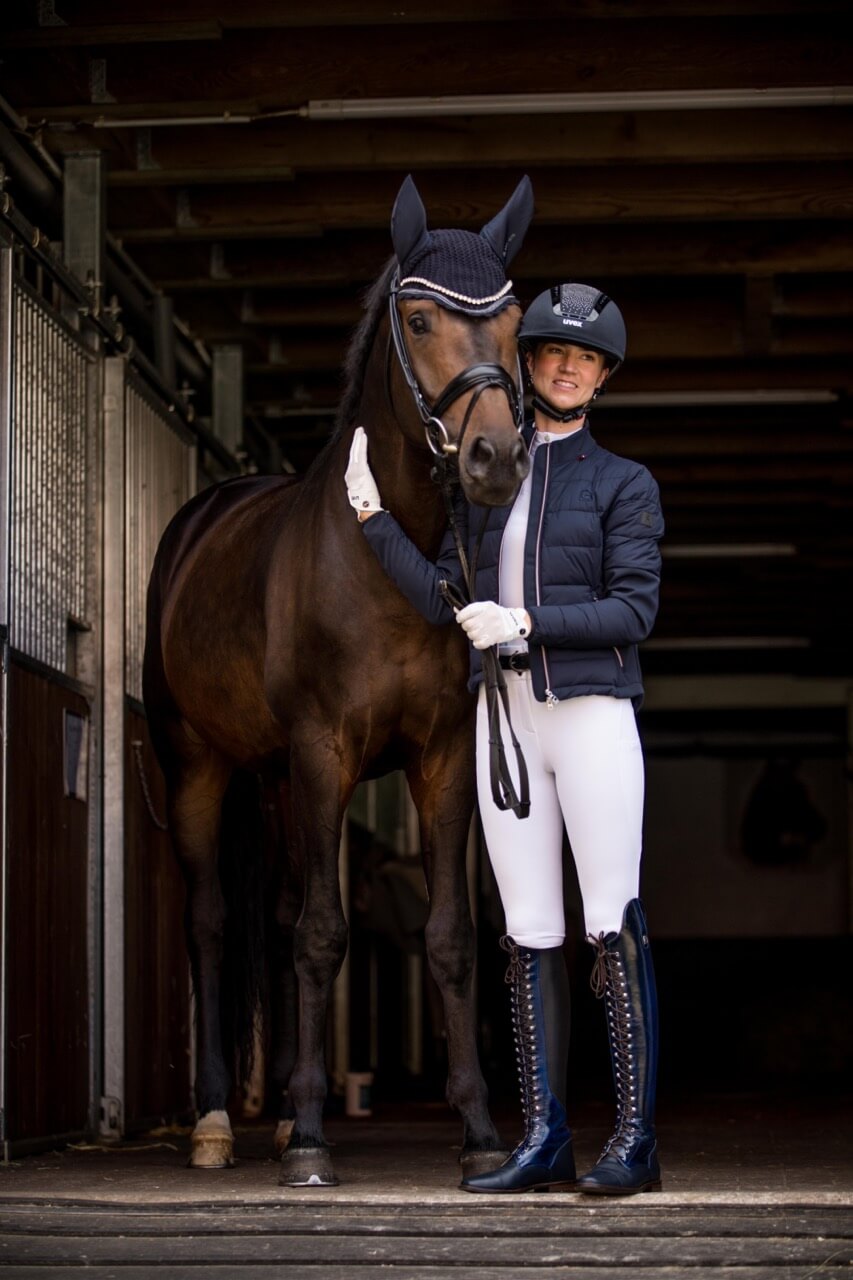 Cavallo Hybridjacke Damen Cavalhybrid Jacke, Marineblau, Reiterin mit Pferd im Stall.