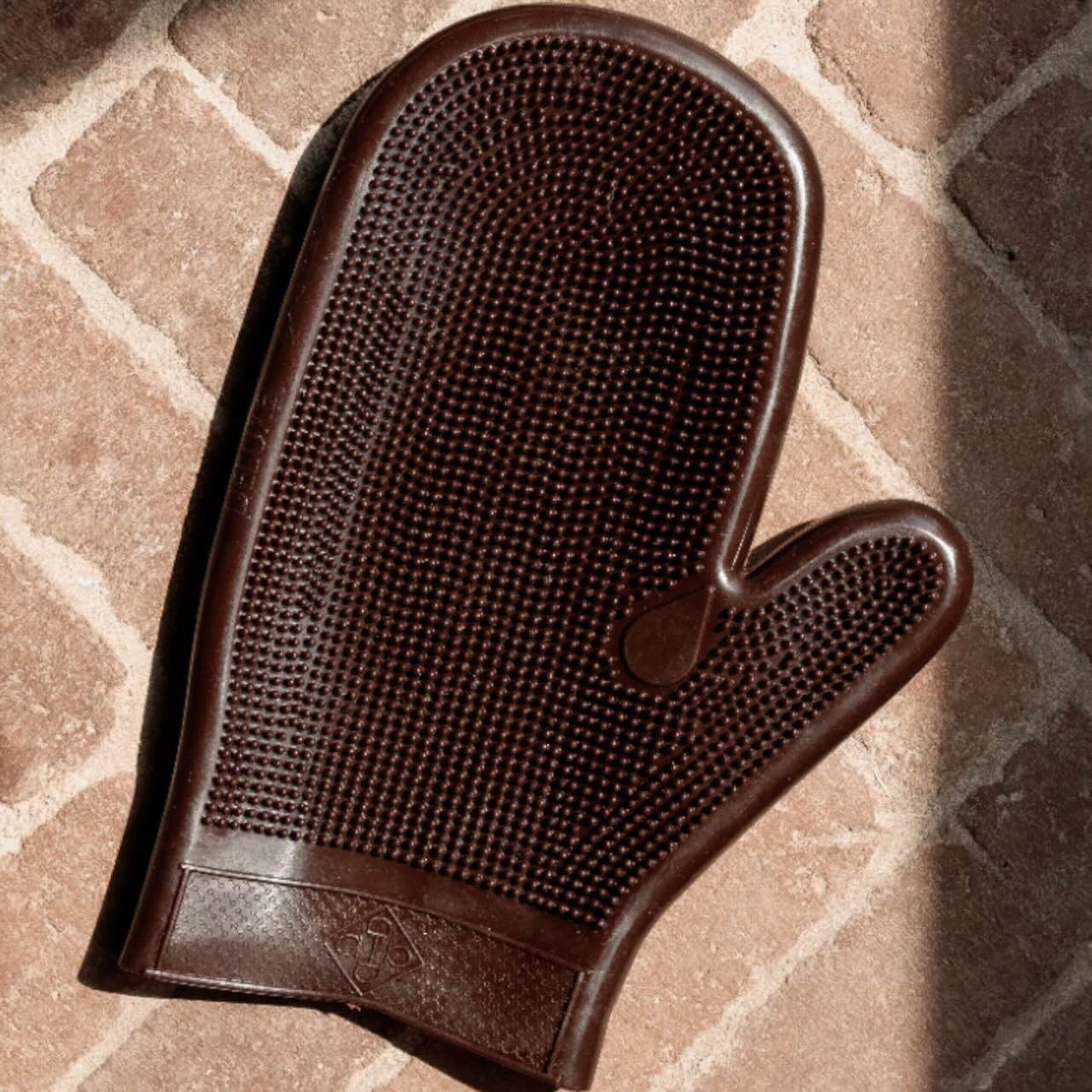 Grooming Deluxe Gummi-Putzhandschuh Pflegehandschuh, Braun, Produkt allein auf Steinboden.