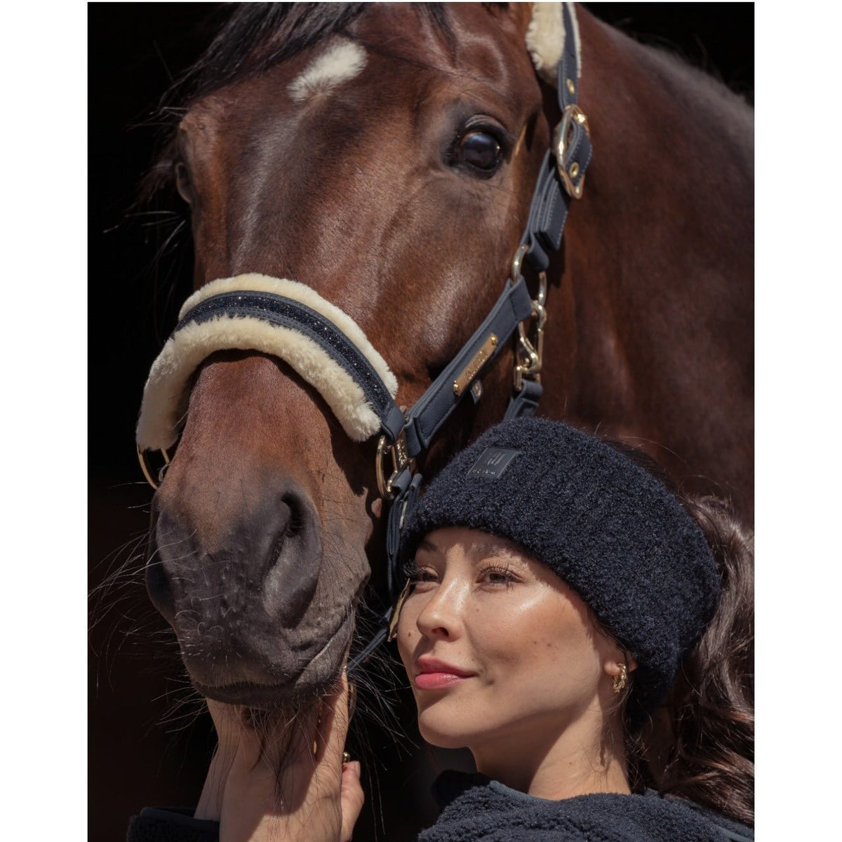 Eskadron Halfter Faux Leather Jewel Heritage 2025 Fellhalfter, Navy, Pferd und Person im Close-up.