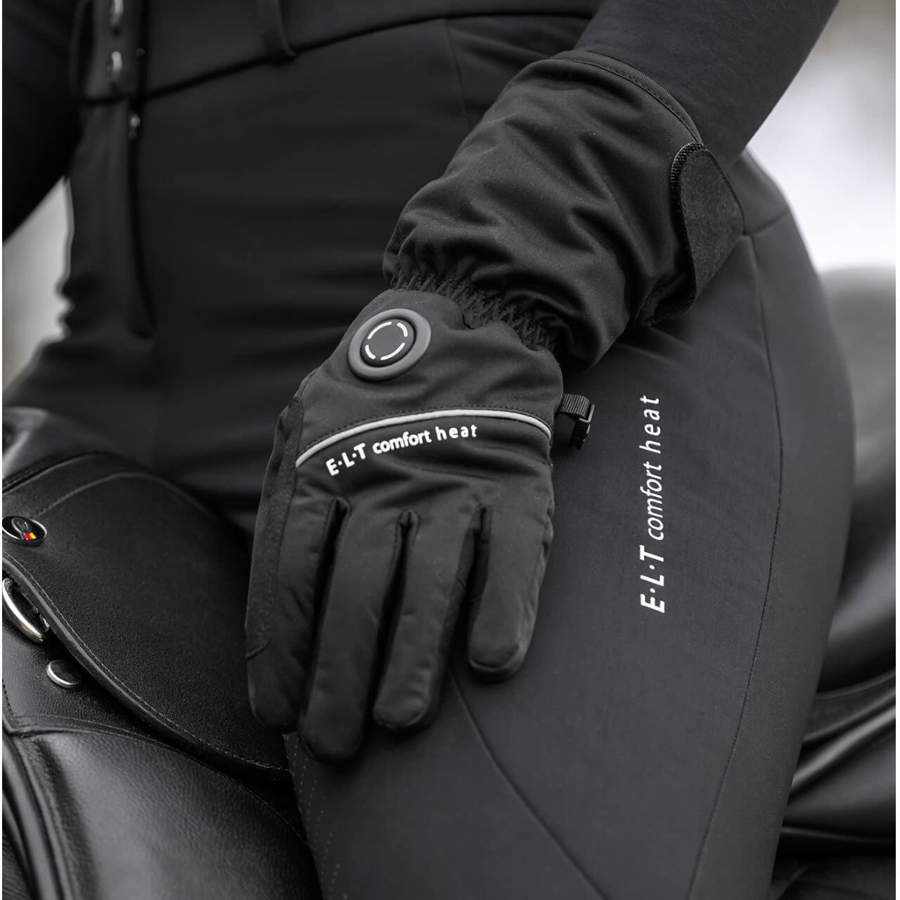 E.L.T Heizhandschuhe Comfort Heat Winterhandschuhe, Schwarz, getragen von Reiterin im Sattel.
