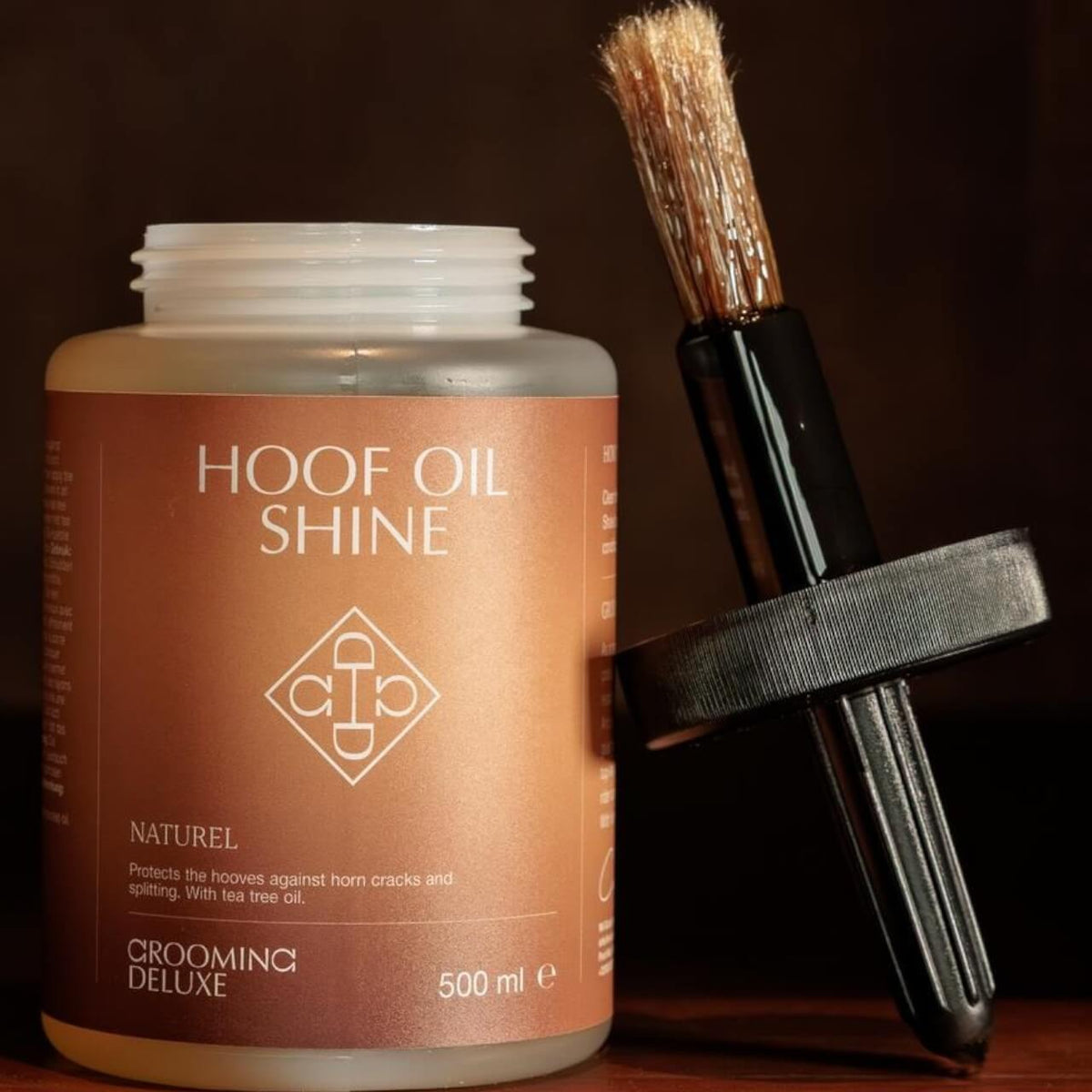 Grooming Deluxe Huföl Shine Hufpflege, Naturel, 500 ml, Produkt mit Pinsel neben der Dose.