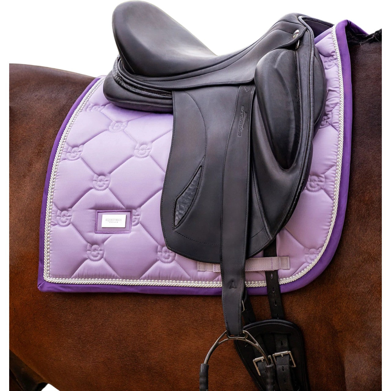 Equestrian Stockholm Dressurschabracke Lavender Pearl Schabracke, Lila, am Pferd mit Sattel im Profil.