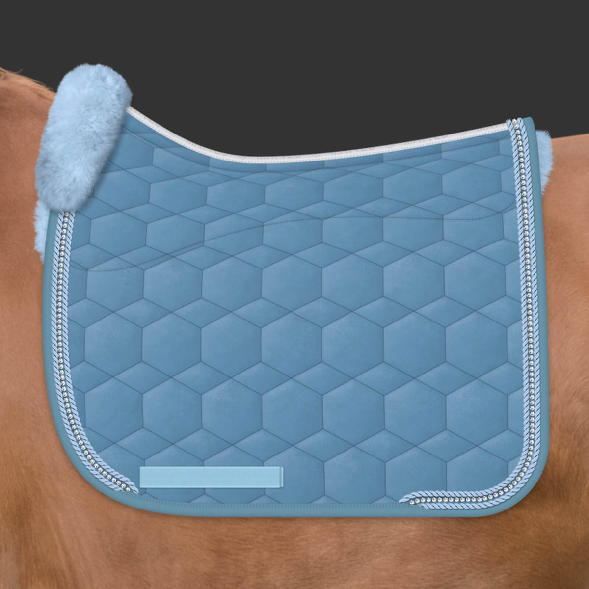 Schabracke Dressur Konfiguration Steppstoff Neu Cornet Blue Dressurschabracke, Cornet Blue, auf Pferderücken.