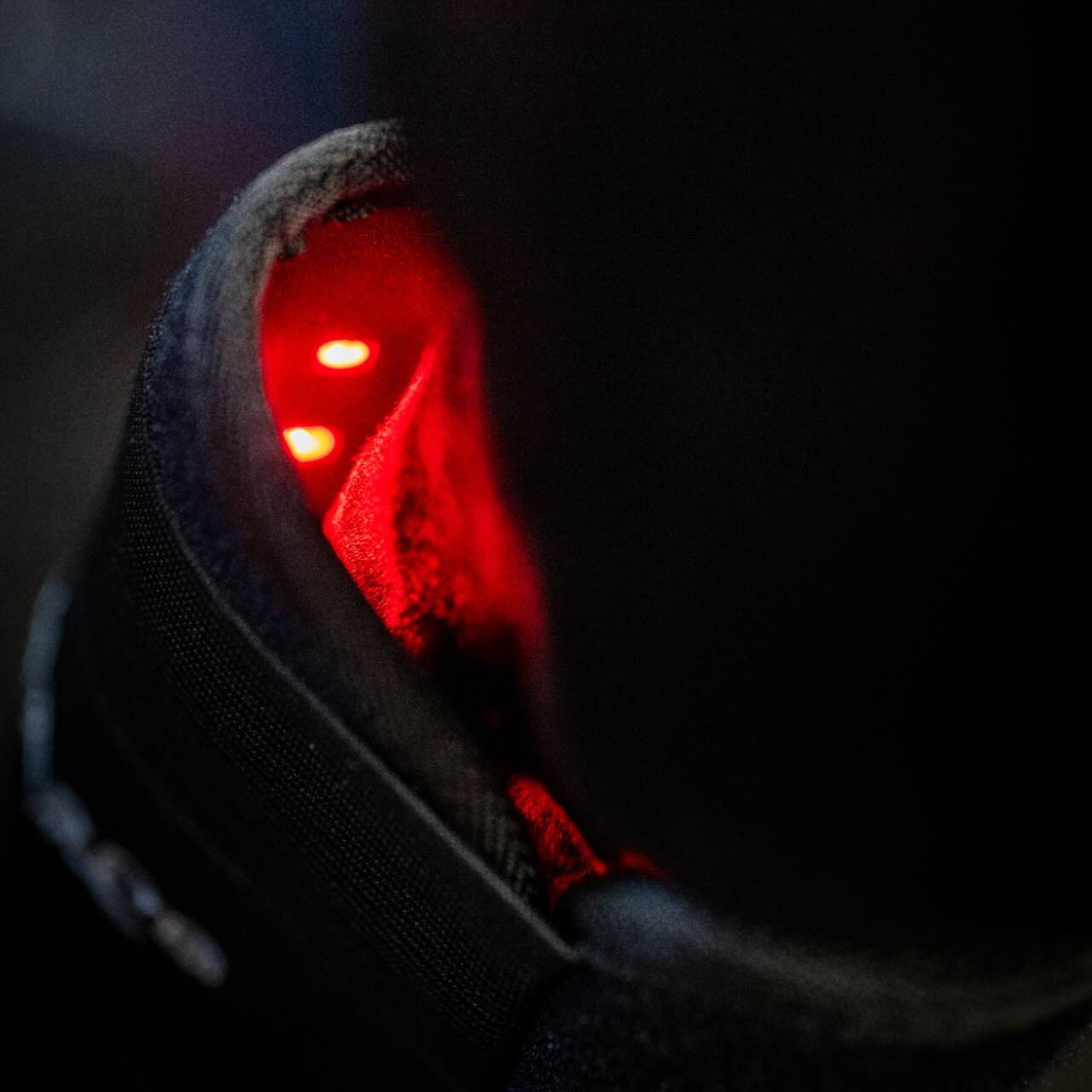 Horseware Ireland Minigamasche für LED-Rotlicht-Therapie, Detailaufnahme mit rotem Licht im Inneren.
