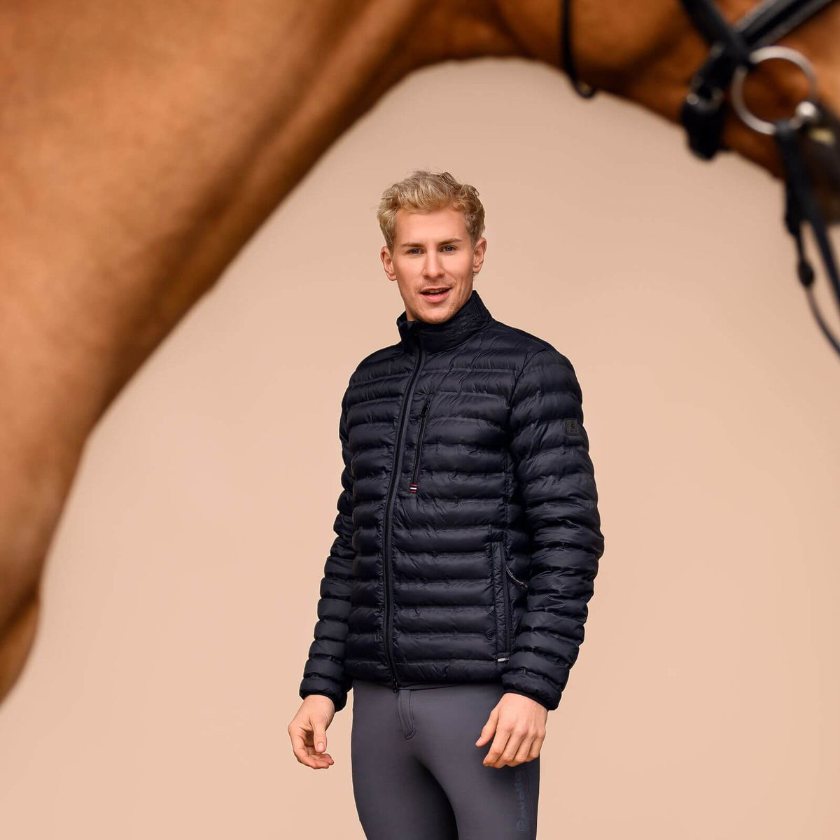 Steppjacke Herren Cavalhollow Jacke, Schwarz, an Mann im Reitsportoutfit.