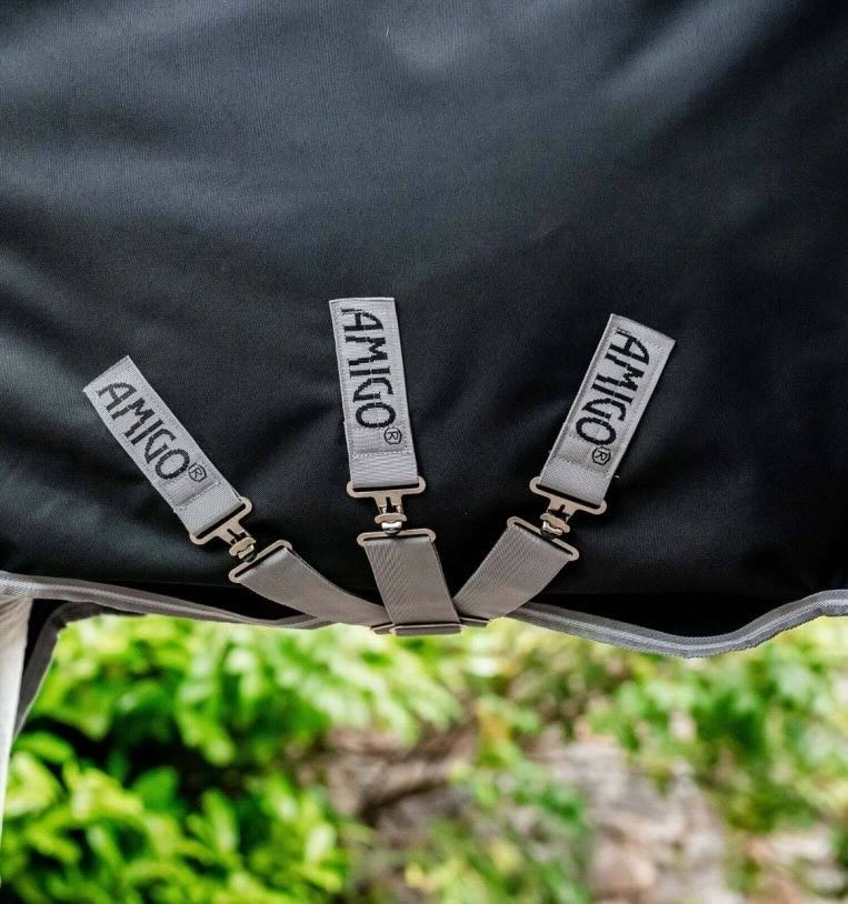 Outdoordecke 50g + 100g + 200g Liner Amigo® Bravo 12 Bundle Weidedecke, Amigo, Detailaufnahme der Bauchgurte.