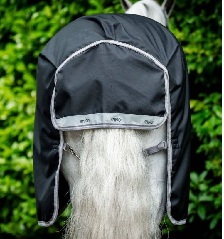 Horseware Ireland Outdoordecke 50g + 100g + 200g Liner Amigo® Bravo 12 Bundle Weidedecke, schwarz, auf einem Pferd.