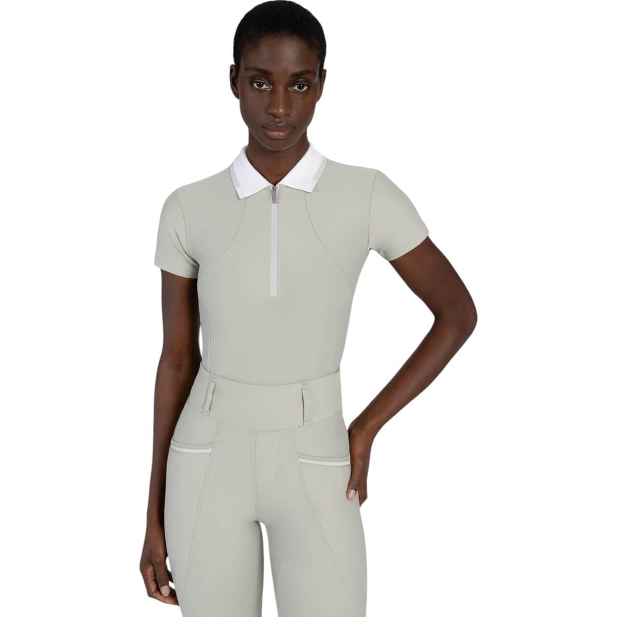 Poloshirt Kurzarm Concept Shirt, Laurel, Modell trägt das Produkt.