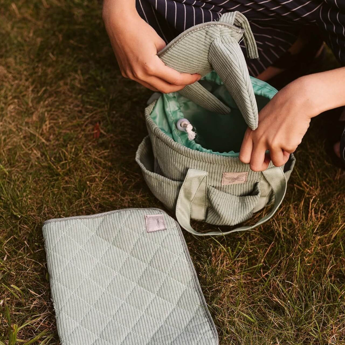 byAstrup Putztasche Corduroy Hobby Horse Tasche, Pale Grey, Person nutzt die Putztasche.