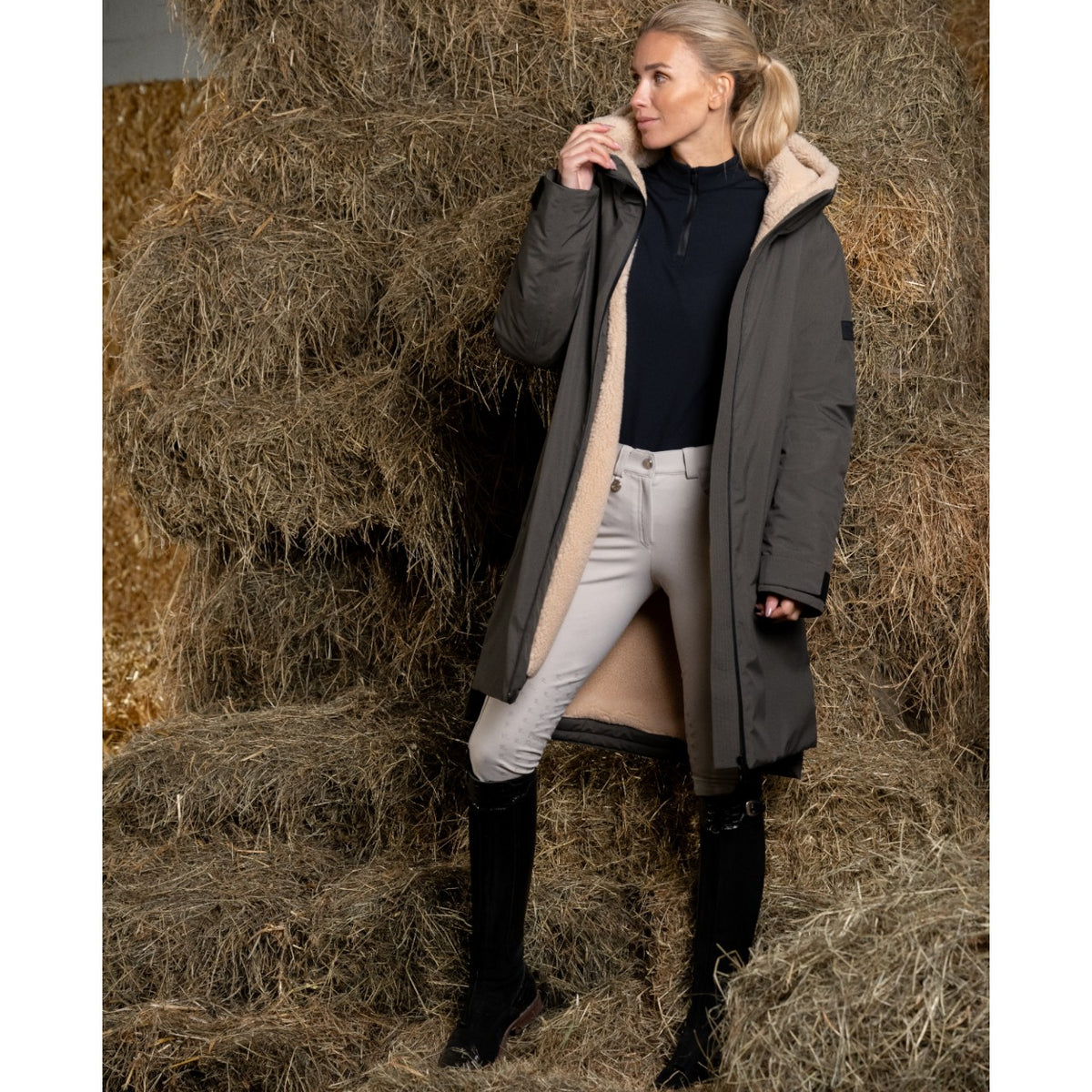 Pikeur Regenmantel Damen Sports HW 2025 Mantel, Detailaufnahme an Frau in der Scheune.