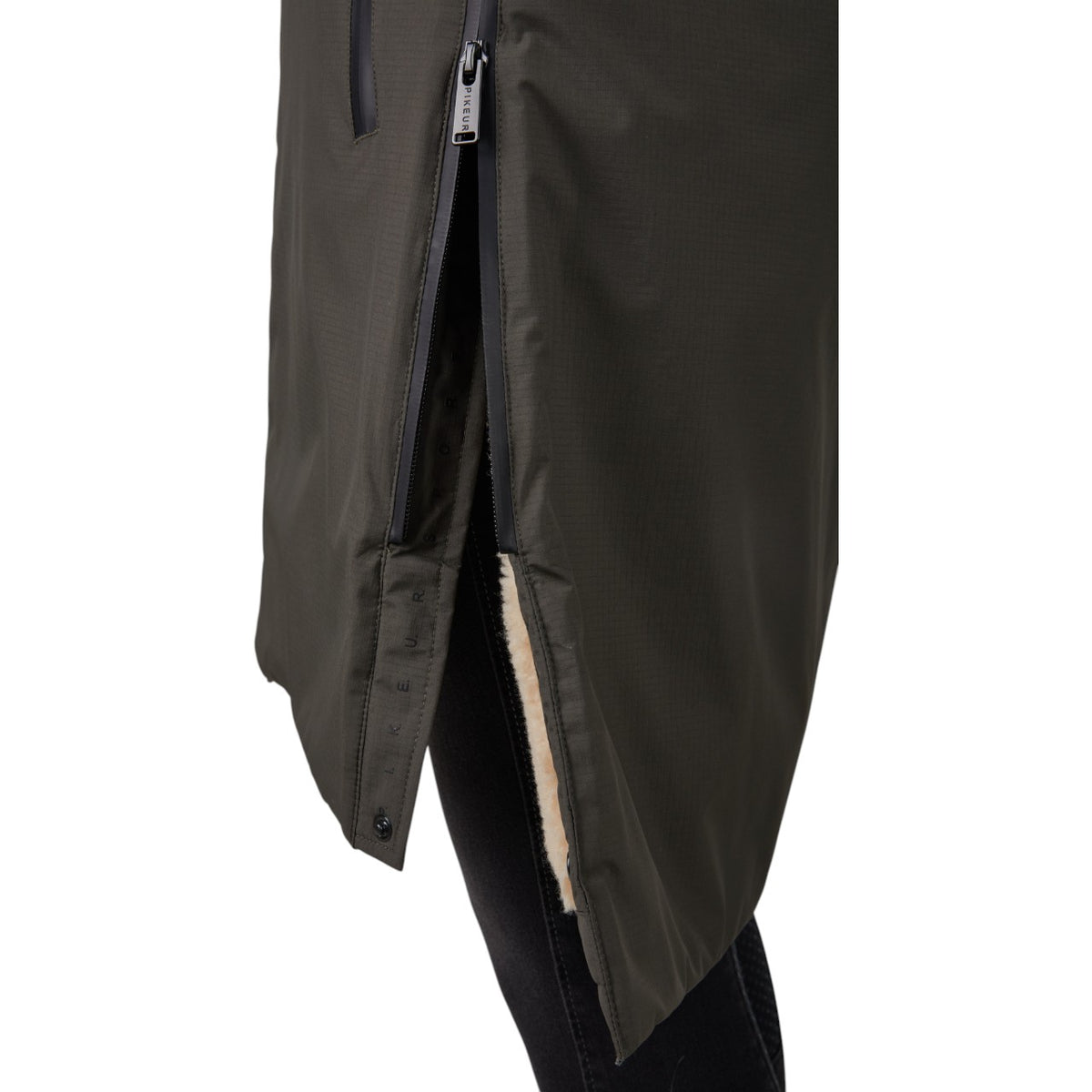 Pikeur Regenmantel Damen Sports HW 2025 Mantel, dunkeloliv, Detailaufnahme mit Reißverschluss.