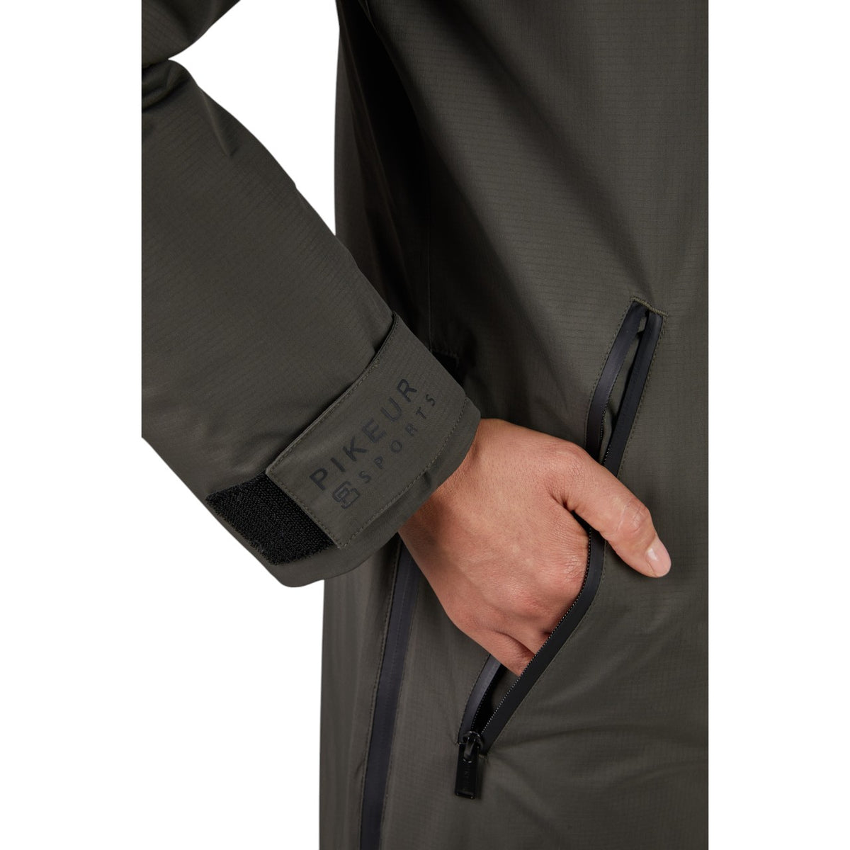 Pikeur Regenmantel Damen Sports HW 2025 Mantel, dunkelgrau, Detailaufnahme am Ärmel und Reißverschlusstasche.