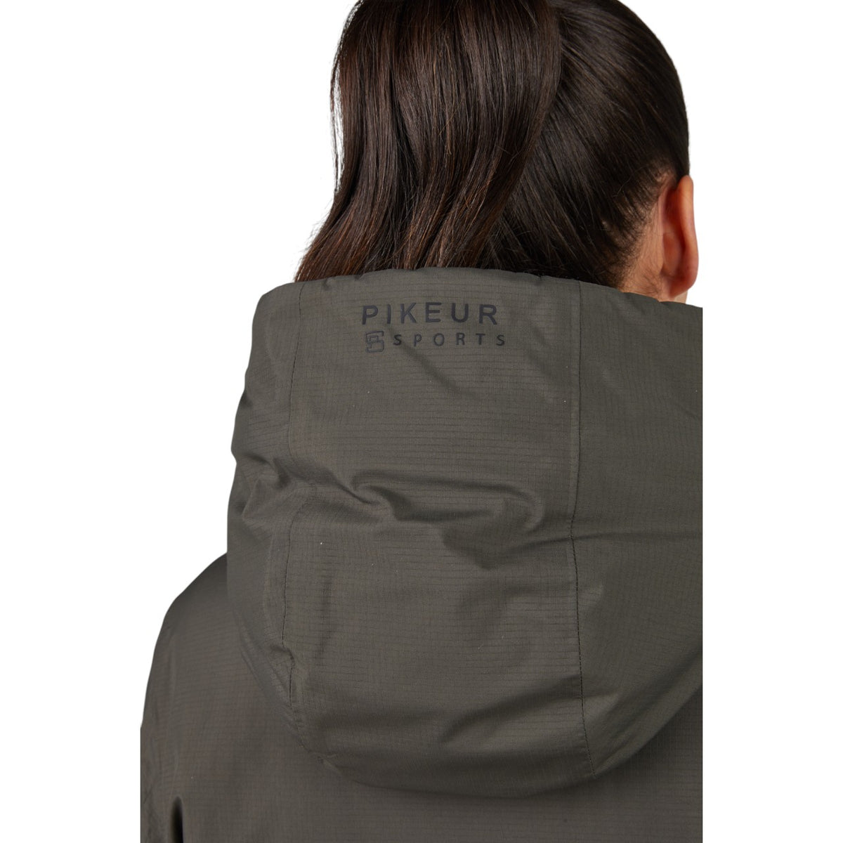 Pikeur Regenmantel Damen Sports HW 2025 Mantel, Dunkeloliv, Detailaufnahme am Rücken getragen von einer Person.