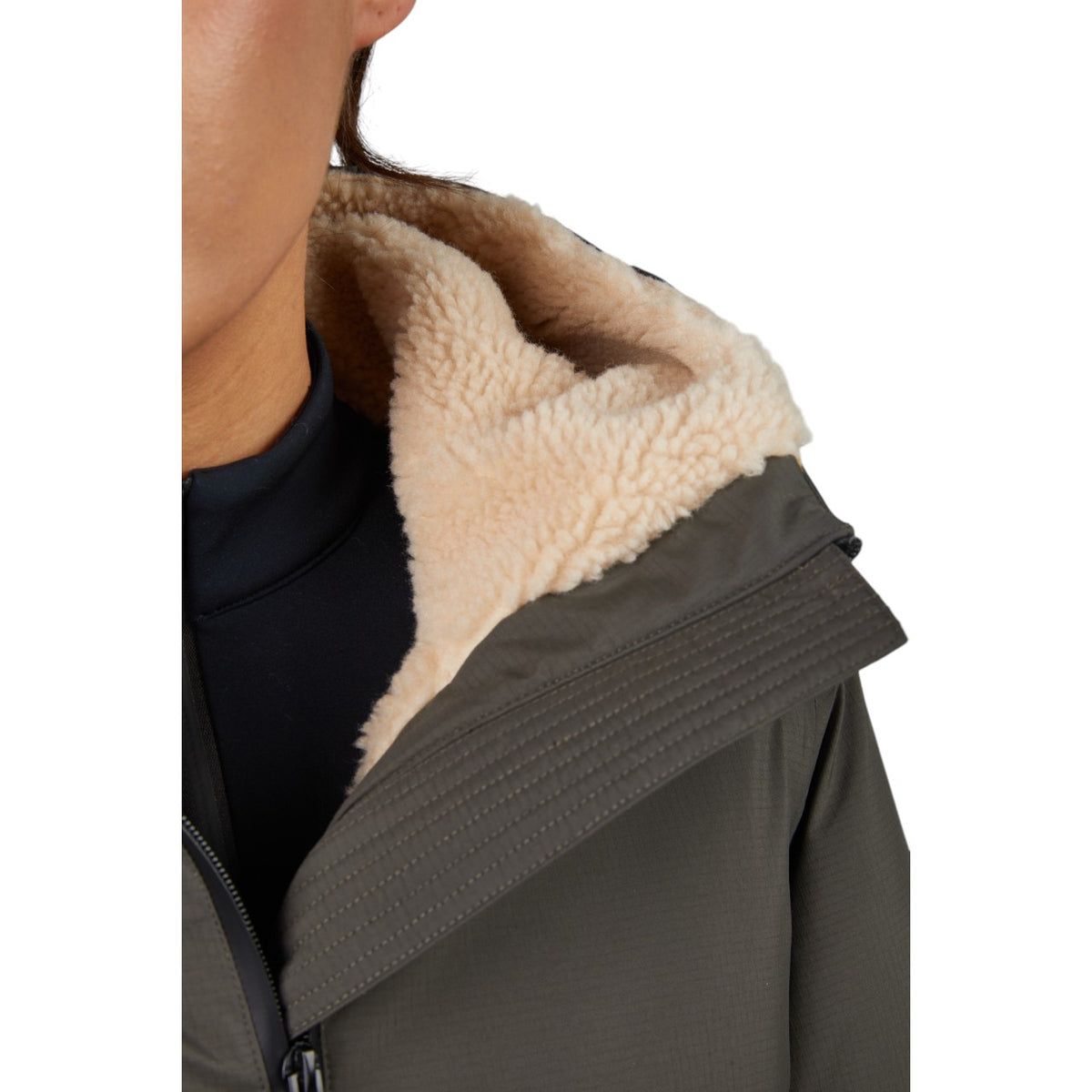 Pikeur Regenmantel Damen Sports HW 2025 Mantel, Detailaufnahme am Model.