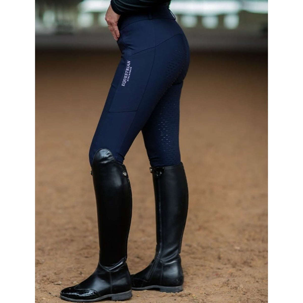 Equestrian Stockholm Reithose Jump Elite, Dunkelblau, an Person im Reitstall getragen.