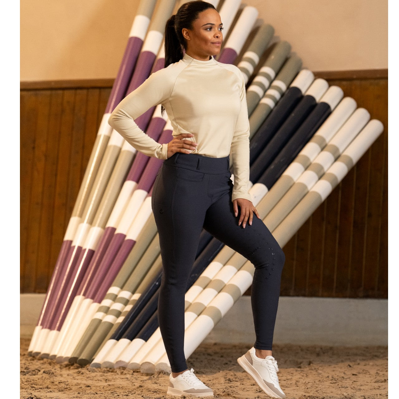 Pikeur Reitleggings Damen Full-Grip Linnett Athleisure HW 2025 Leggings, Navy, Frau trägt das Produkt in der Reithalle.
