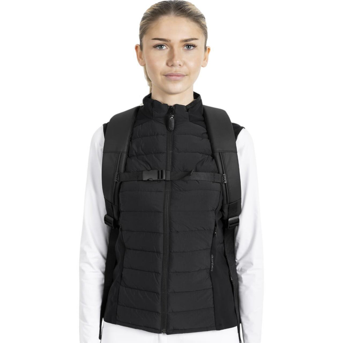 Rucksack Backpack, Schwarz, an einer Person getragen vor weißem Hintergrund.