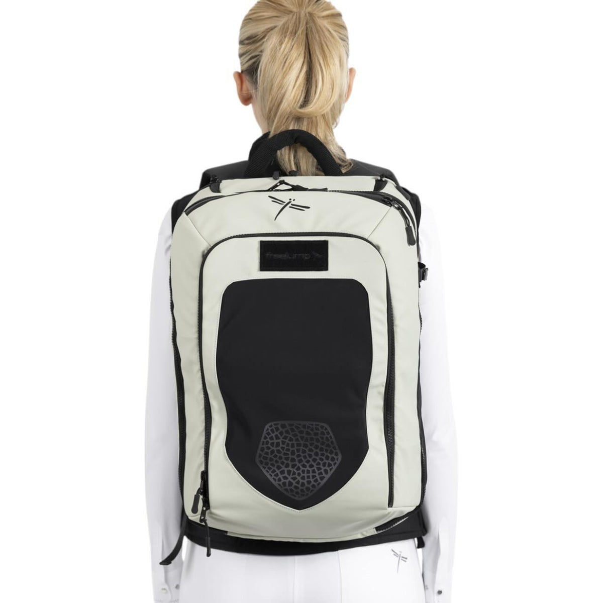 Freejump Rucksack Backpack, Sage, Person trägt den Rucksack auf dem Rücken.