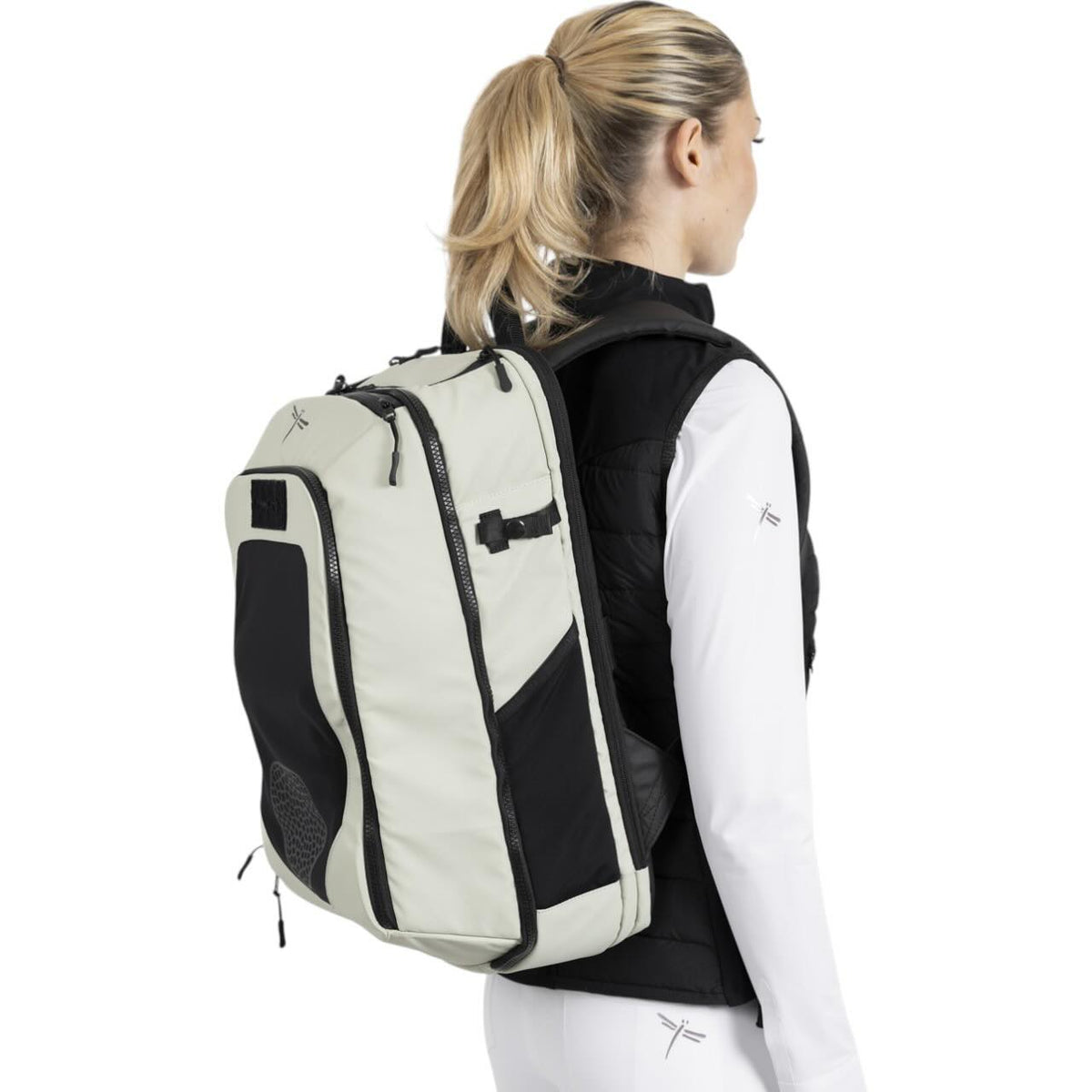 Freejump Rucksack Backpack, mehrere Farbvarianten, Person trägt den Rucksack.