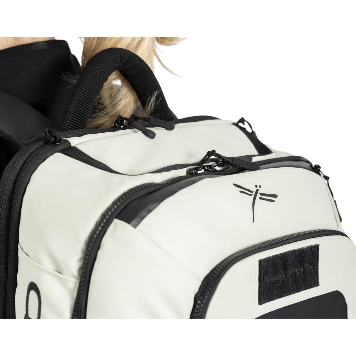 Freejump Rucksack Backpack, Weiß, Detailaufnahme am Rücken getragen.