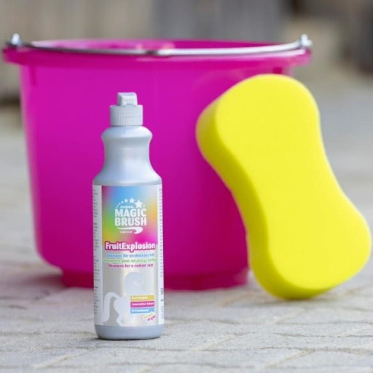 Magic Brush Shampoo Pferdeshampoo FruitExplosion, Produkt allein vor pinkem Eimer und gelbem Schwamm.