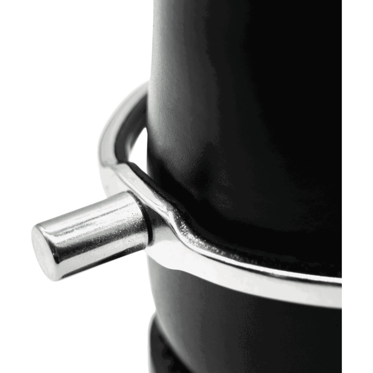 Sprenger Sporen BootProtect Exklusiv Matt 15mm flach gummiert, Silber, Detailaufnahme am Reitstiefel.