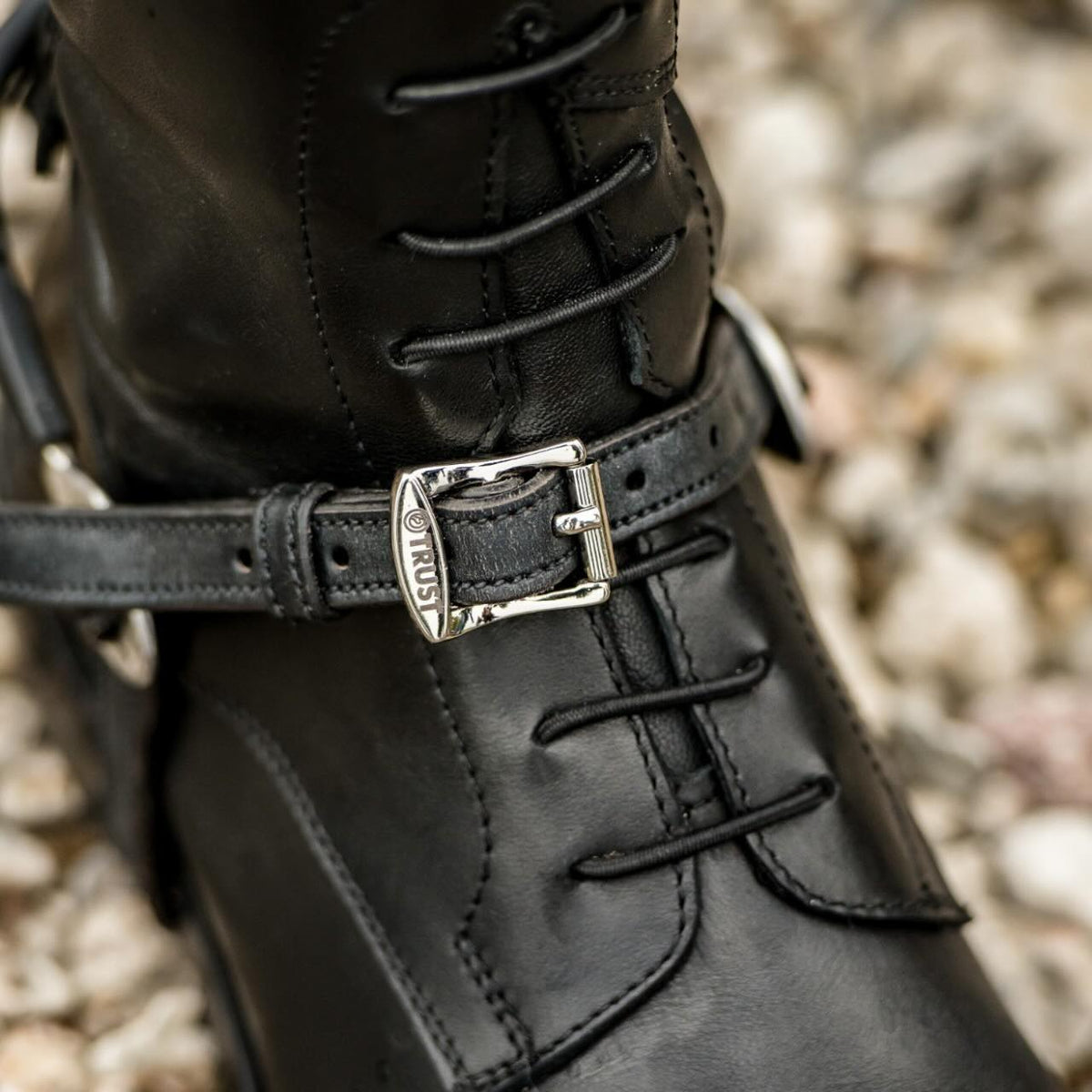 Trust Equestrian Sporenriemen Spur Strap, schwarz, Detailaufnahme am Reitstiefel.