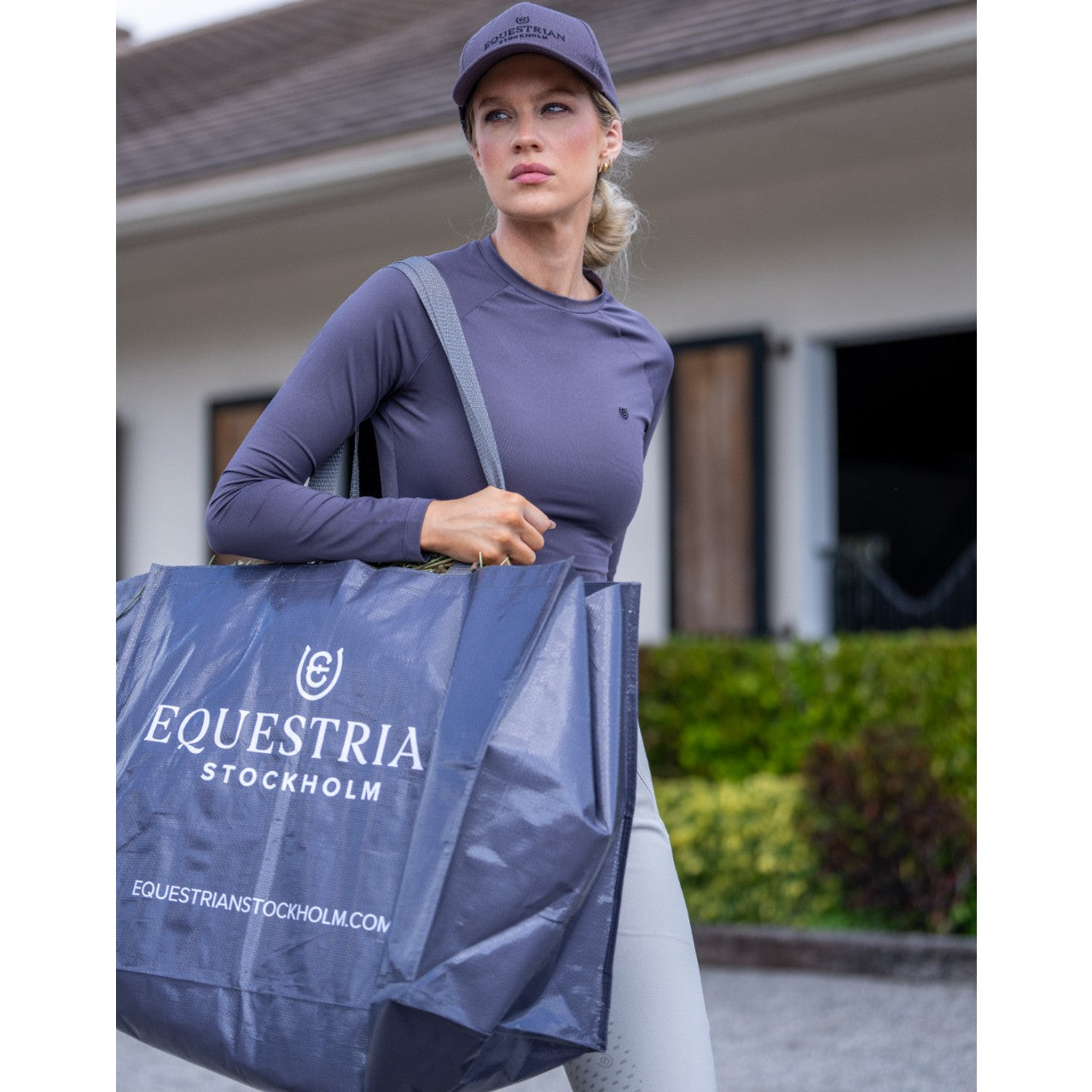 Equestrian Stockholm Tragetasche Dark Violet Stable Bag, Dark Violet, Frau trägt die Tasche über der Schulter.