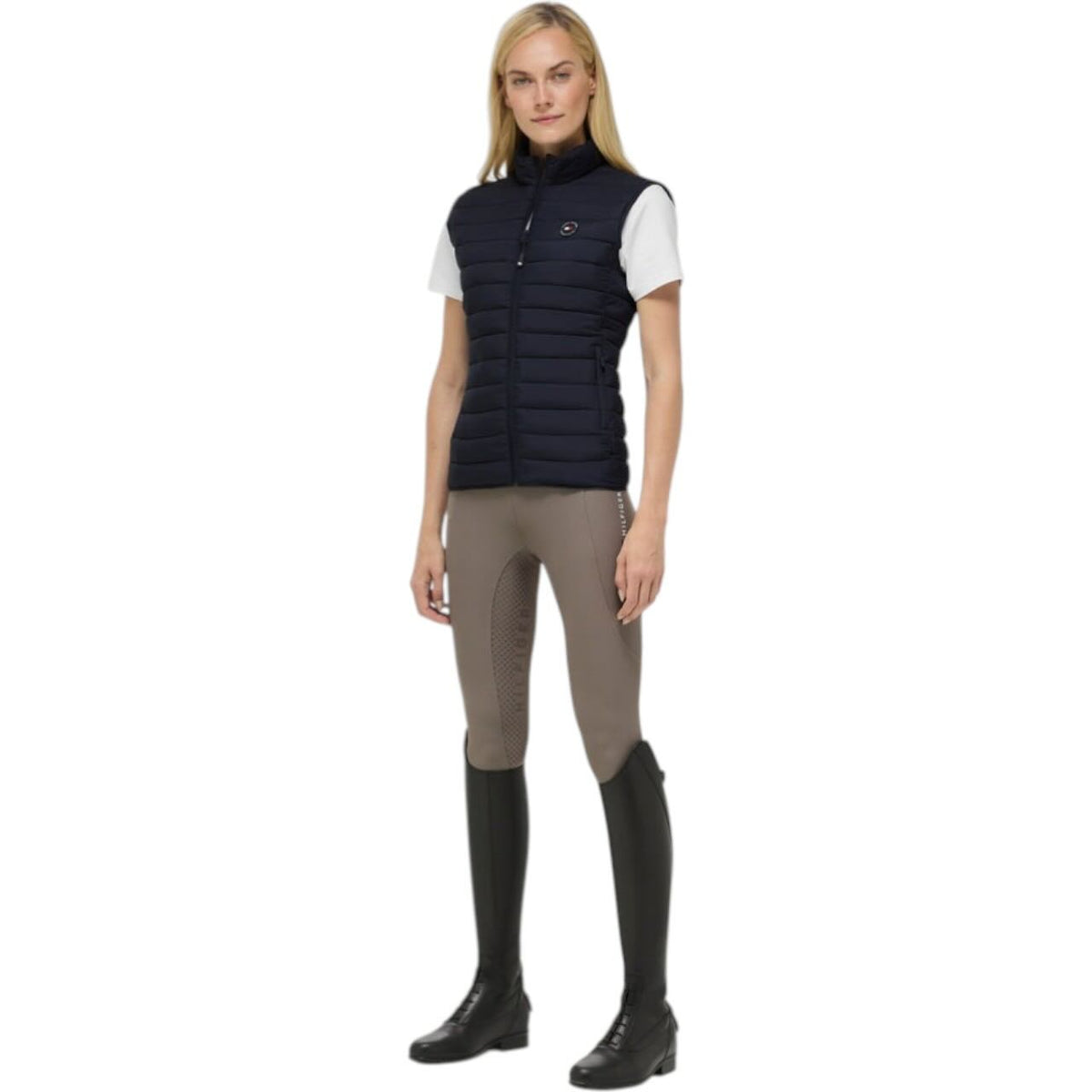 Tommy Hilfiger Equestrian Steppweste Damen Serano Quilteds FS 2026 Weste, dunkles Marineblau, an Modell getragen.
