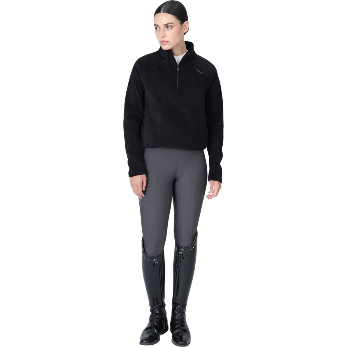 Maximilian Equestrian Sweatshirt Unisex Versa Fleece Half-Zip, Schwarz, Person trägt es im Studio.