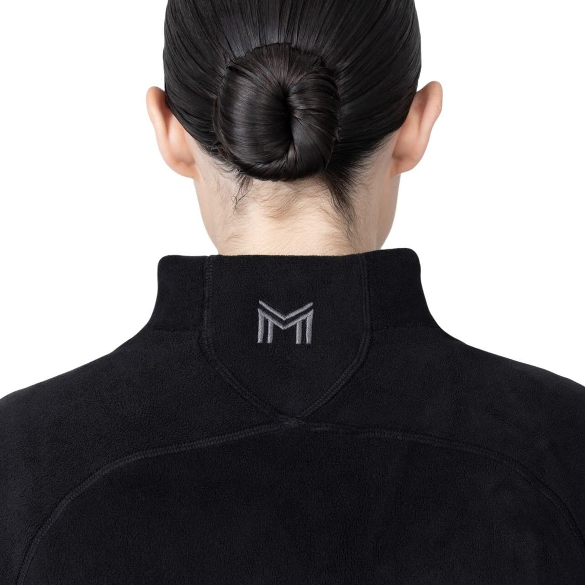 Maximilian Equestrian Sweatshirt Unisex Versa Fleece Half-Zip, Schwarz, Detailaufnahme am Kragen.