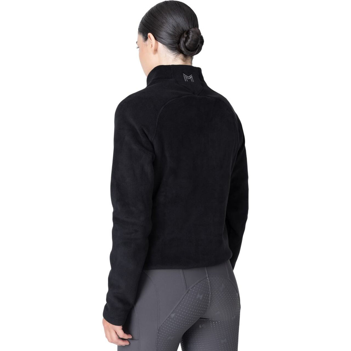Maximilian Equestrian Sweatshirt Unisex Versa Fleece Half-Zip, Schwarz, Person von hinten trägt das Produkt.