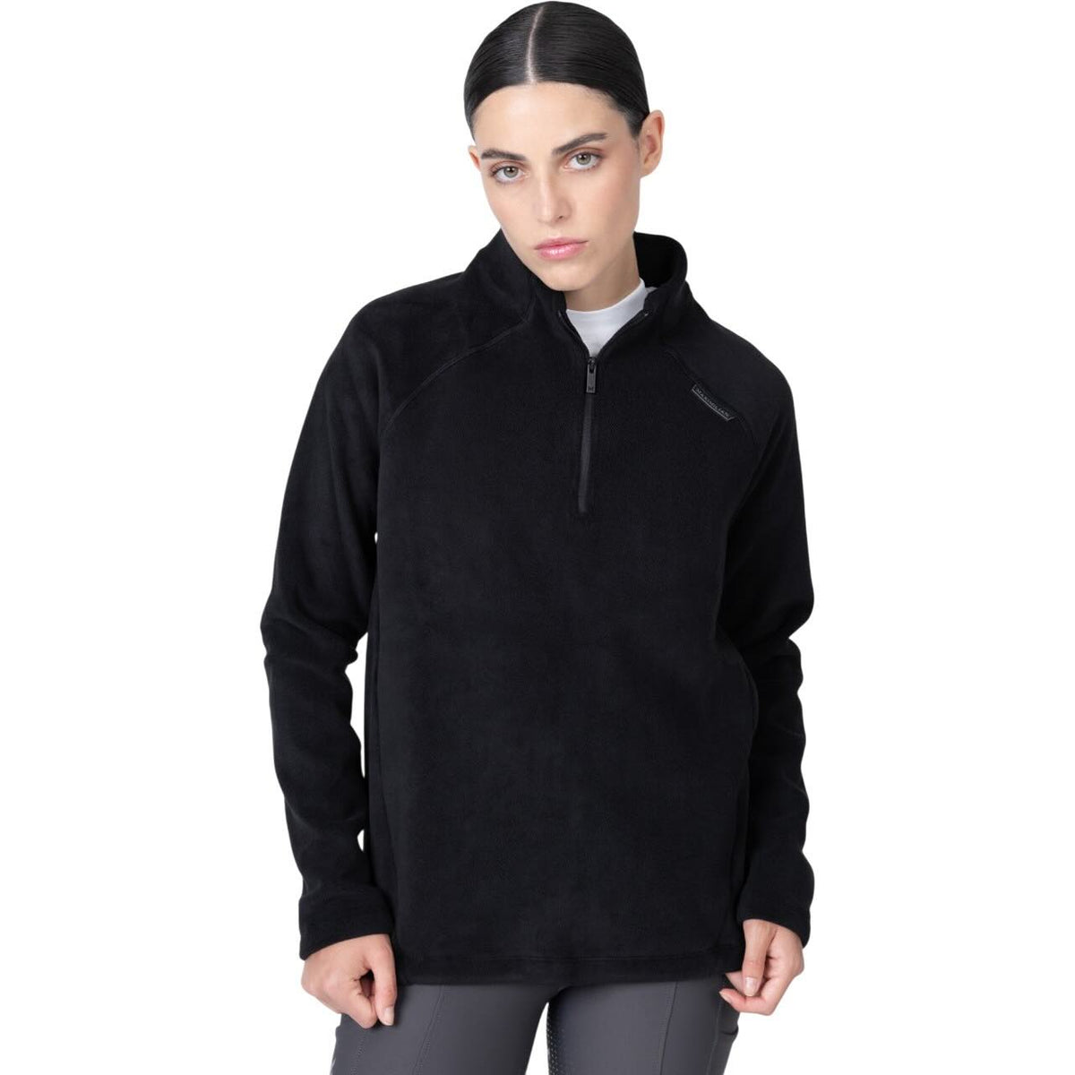 Sweatshirt Unisex Versa Fleece Half-Zip, Black, Person trägt das Produkt vor weißem Hintergrund.