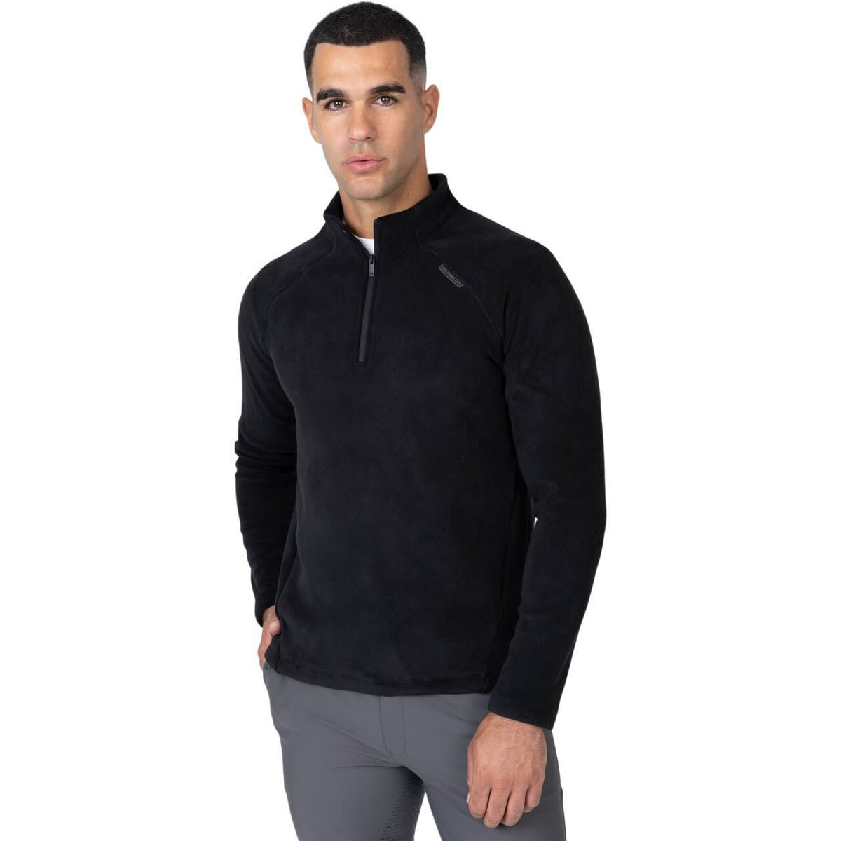 Maximilian Equestrian Sweatshirt Unisex Versa Fleece Half-Zip, Schwarz, Mann trägt das Sweatshirt.