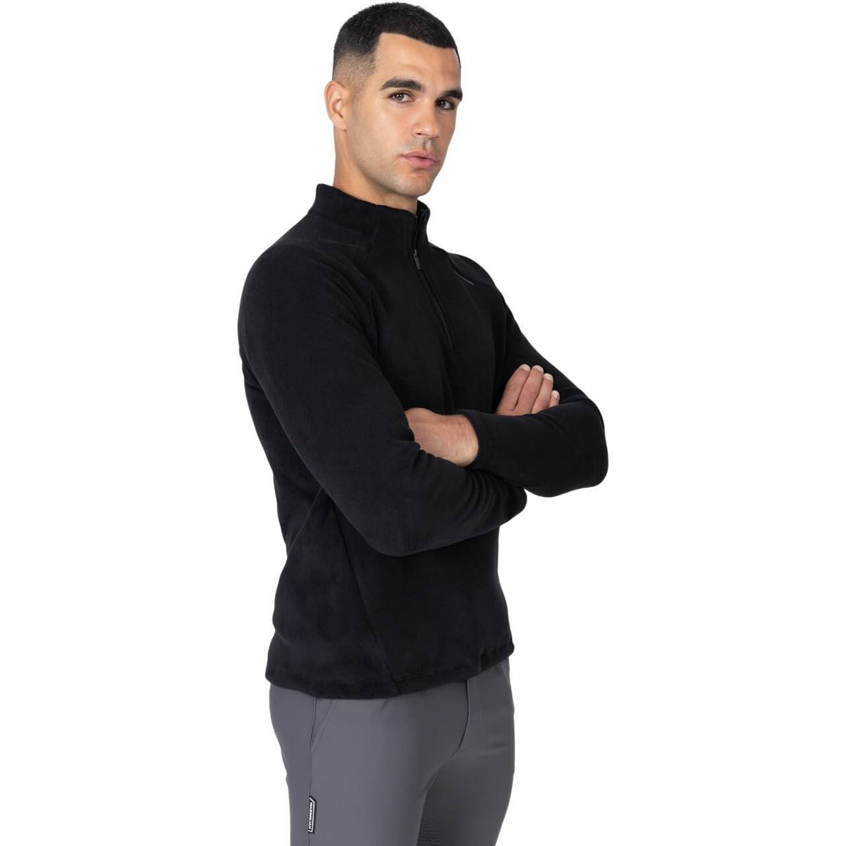 Maximilian Equestrian Sweatshirt Unisex Versa Fleece Half-Zip, Schwarz, Mann trägt das Produkt.