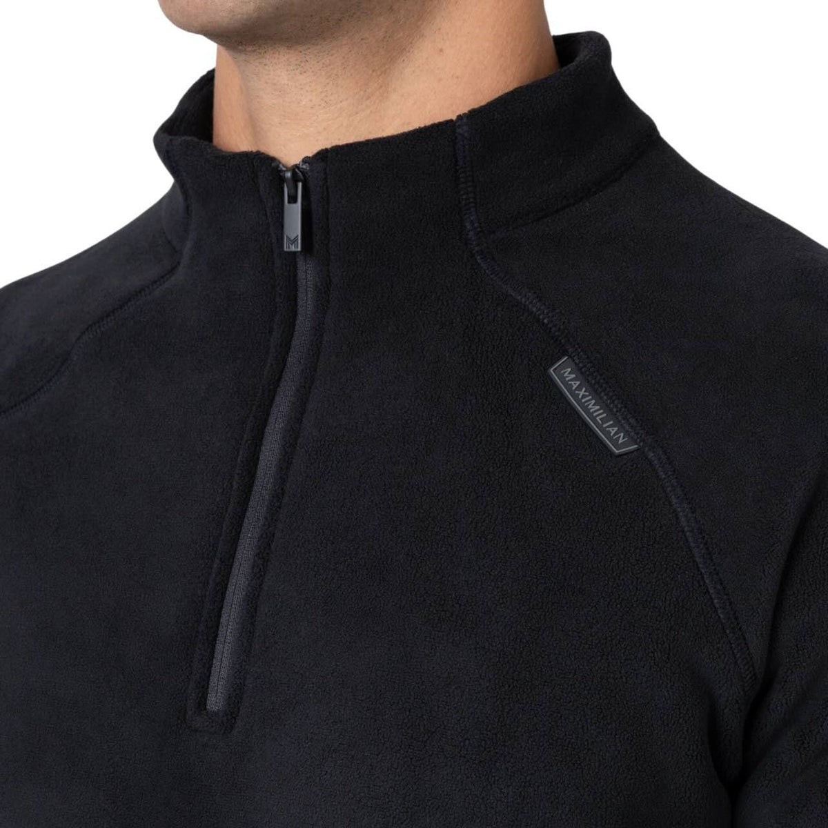 Maximilian Equestrian Sweatshirt Unisex Versa Fleece Half-Zip, Schwarz, Detailaufnahme an Person.